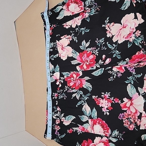 Torrid, Size 2 (2X, 18-20) 5 Inch Gauze High-Rise Short, Black with Pink Floral - Picture 4 of 13
